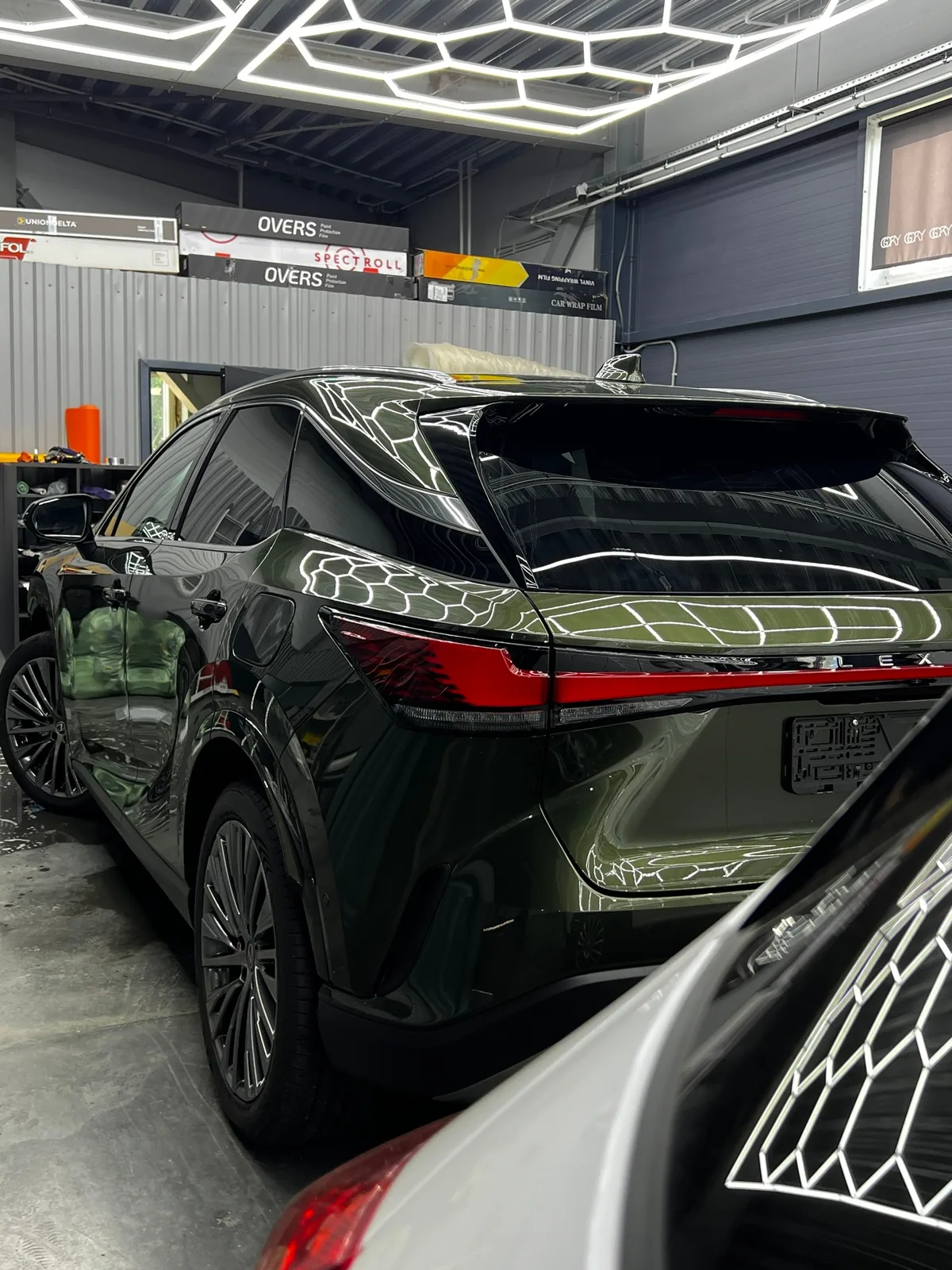 Фантастического цвета, LEXUS RX заехал на оклейку в прозрачный полиуретан о…